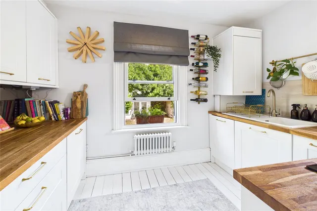 Photo 3 — Hopton Road, London, SW16
