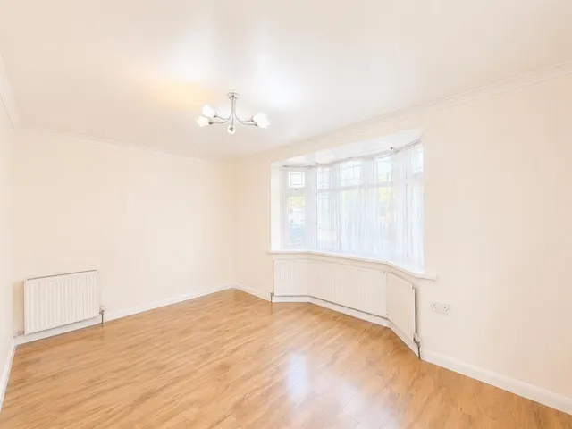 bed Apartment To LetPegg Road, Heston, TW5, photo 3