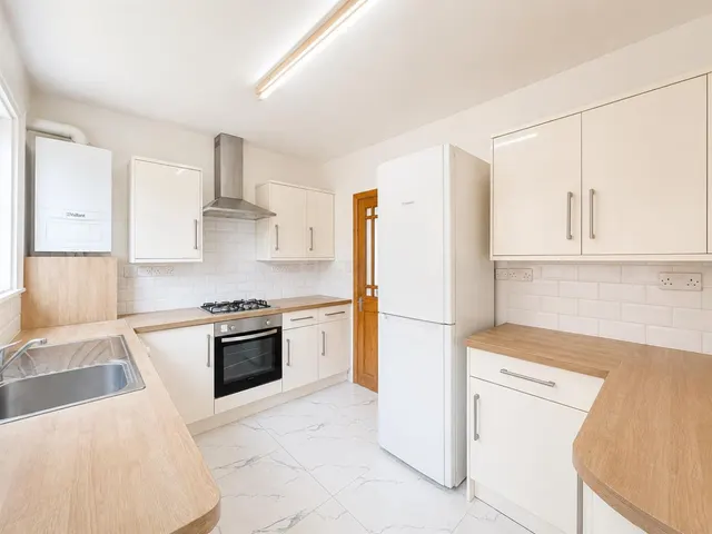 bed Apartment To LetPegg Road, Heston, TW5, photo 1