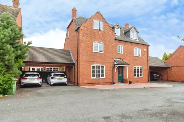 5 bedroom house — Barbary Grange, Stafford