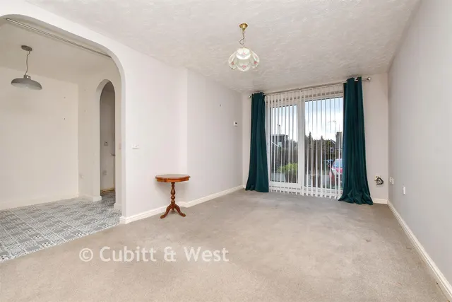 Lordsgrove Close, Tadworth, KT20, photo 2