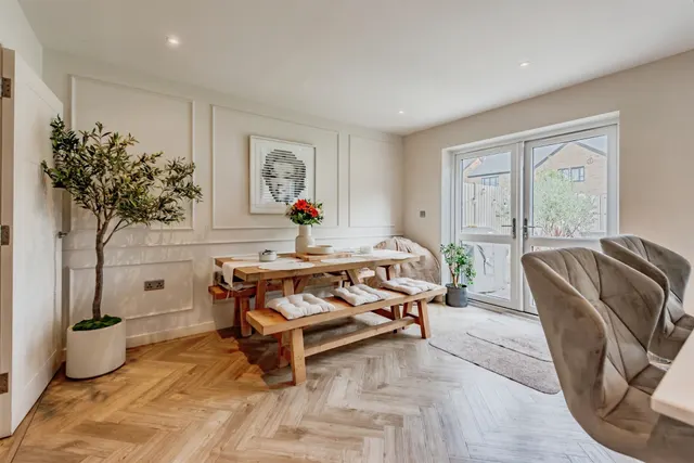 Mansfield Drive, Merstham, RH1, photo 1