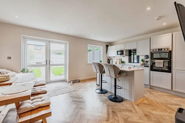 Mansfield Drive, Merstham, RH1, photo 3