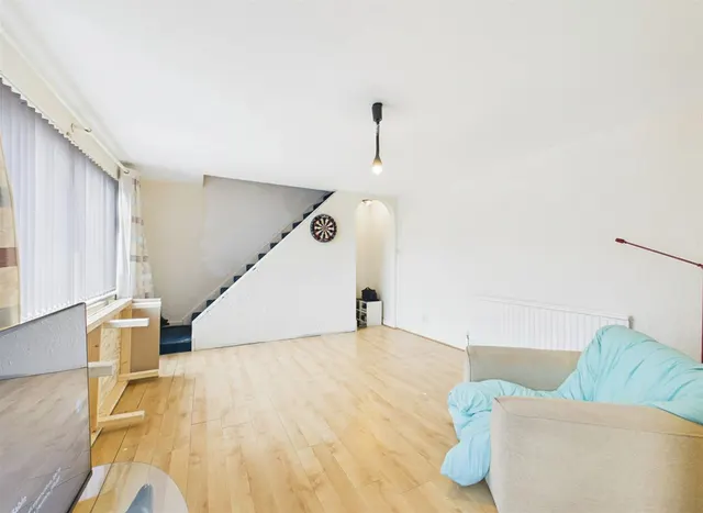 Victoria Road, Ruislip, HA4 0HB, photo 1