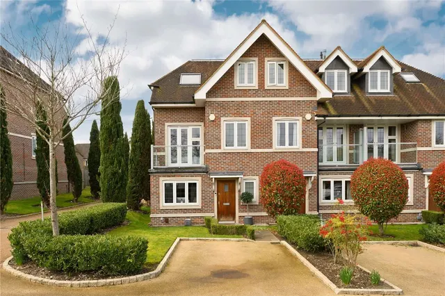 Thomas More Gardens, Esher, Surrey, KT10 8EW, photo 1