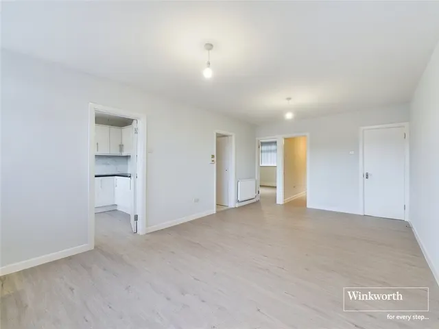 2 bedroom flat — Graham Lodge, Montgomery Road, Edgware, Middlesex, HA8
