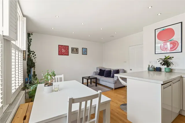Northcote Road, London, SW11, photo 3