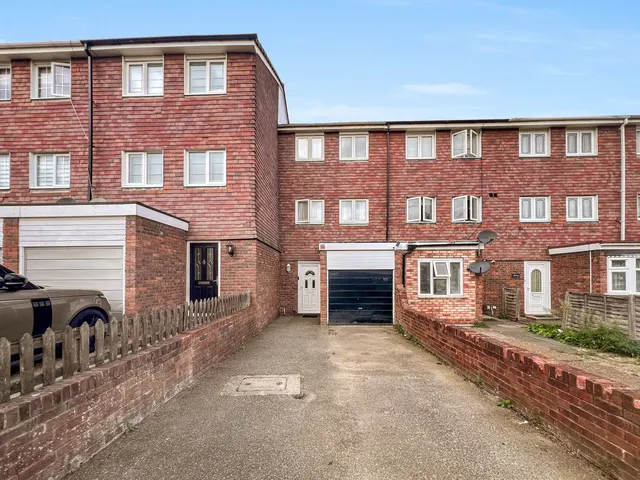 Sevenoaks Close, RM3, photo 1
