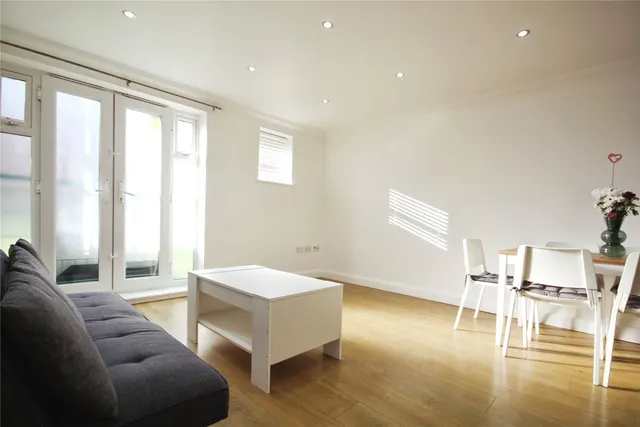 St. Mark's Place, Dagenham, RM10, photo 1