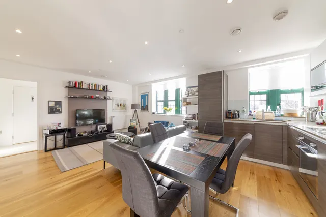 Metropolitan Crescent, Clapham, photo 3