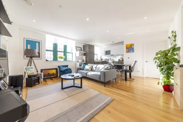 Metropolitan Crescent, Clapham, photo 1