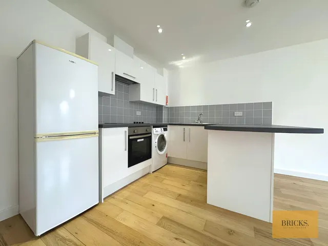 Photo 2 — Rothesay Road, Luton, LU1 1QZ