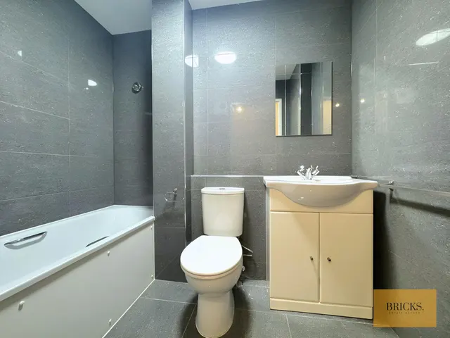 Photo 3 — Rothesay Road, Luton, LU1 1QZ