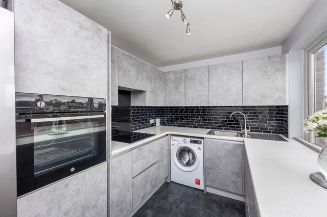 Gower Road, Haywards Heath, RH16, photo 2