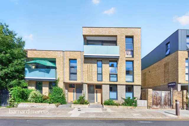 St. Andrew's Road, Surbiton, photo 1