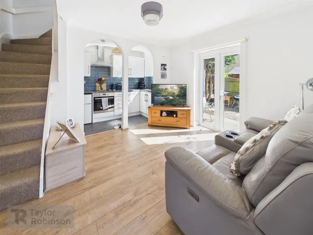 Oakfields, Pound Hill, RH10, photo 1