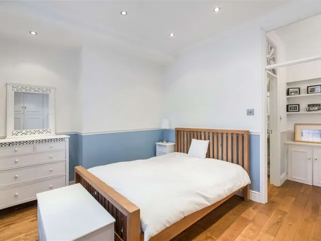Photo 3 — East Hill, London, SW18 2QD