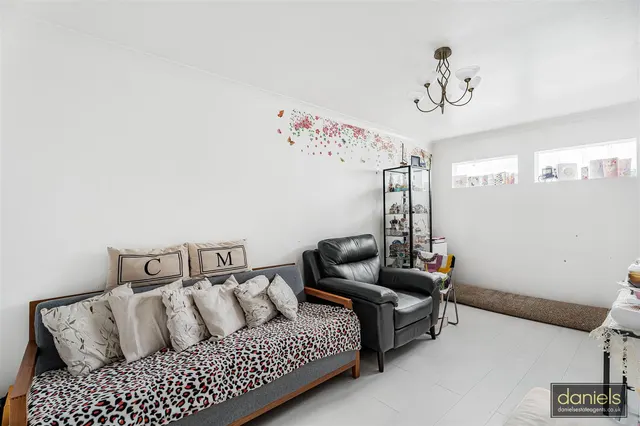 Compton Avenue, Wembley, HA0, photo 2