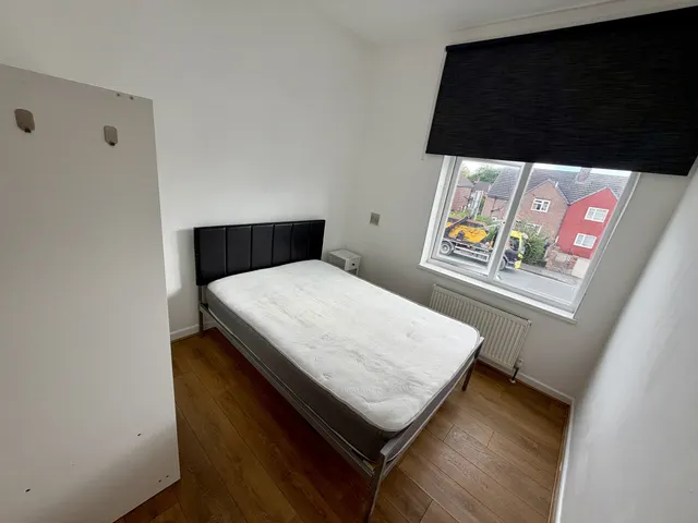 Dickenson Road, M13, photo 1