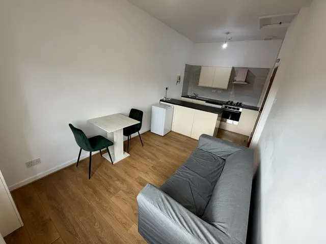 Dickenson Road, M13, photo 3