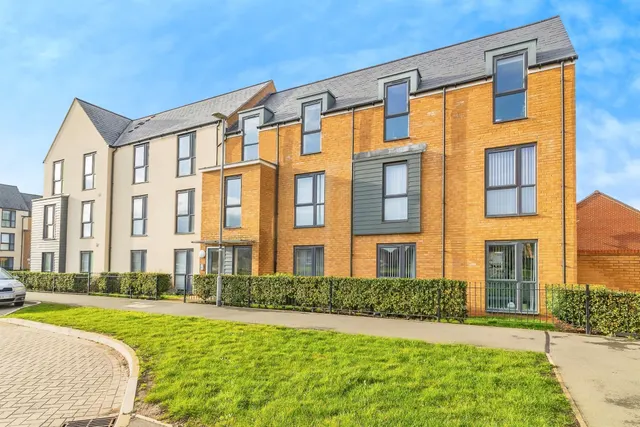 Ellerman Square, Brooklands, Milton Keynes, photo 1