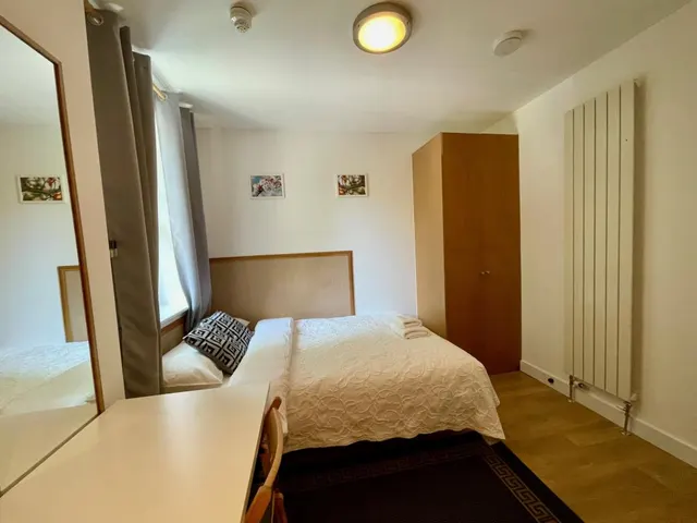 Fulham Palace Road, Hammersmith, W6, photo 3