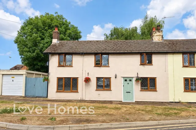 3 bedroom house, Bedford Road, Barton-Le-Clay, MK45