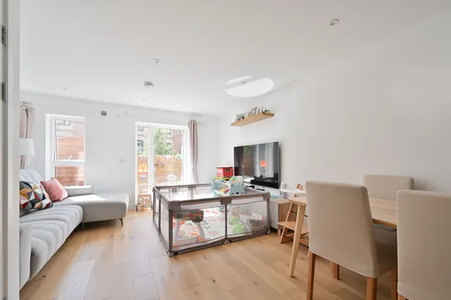 Photo 3 — 23 Deckle Avenue, Watford