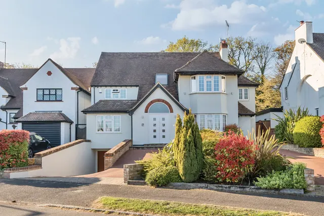 Photo 3 — Parkgate Crescent, Hadley Wood, EN4