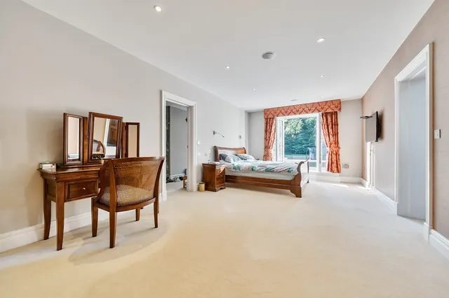 Photo 2 — Parkgate Crescent, Hadley Wood, EN4