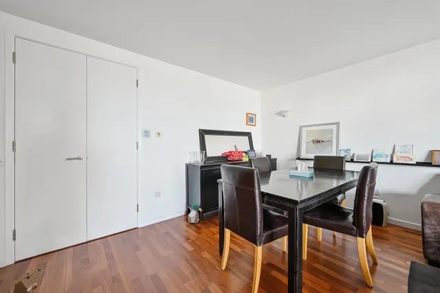 Fairmont Avenue, E14, photo 2