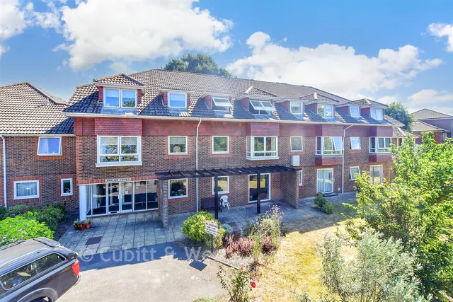 Horndean Road, Emsworth, PO10, photo 1