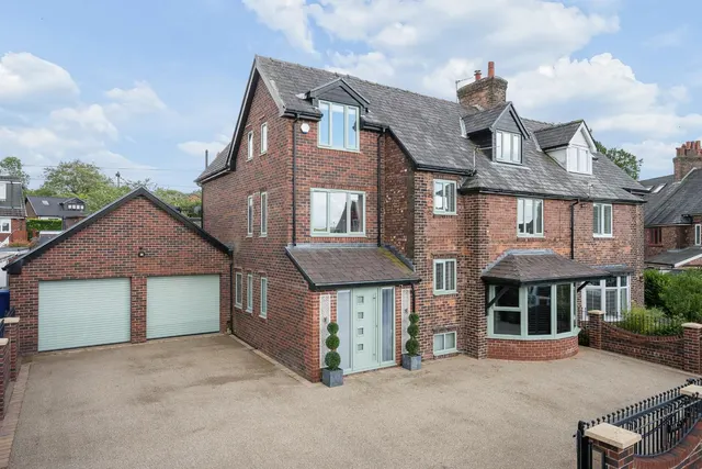 Crag Avenue, Summerseat, Bury, BL9 5NZ, photo 1