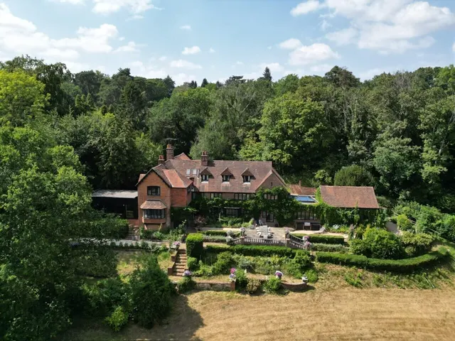 Tilford Road, Farnham, Surrey, GU9, photo 1