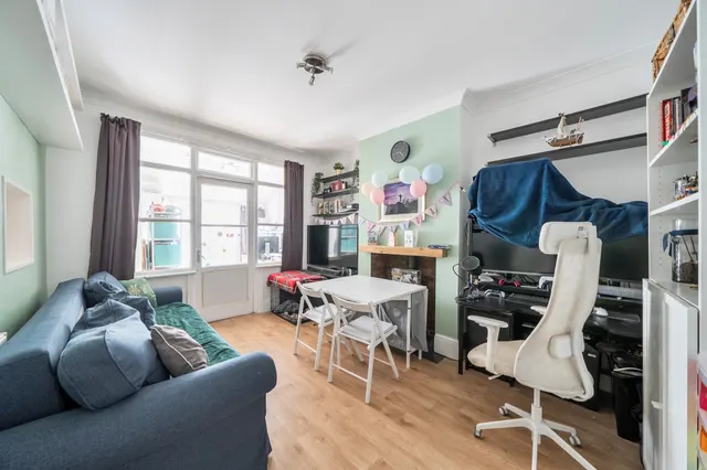 Photo 2 — Pagehurst Road, Croydon