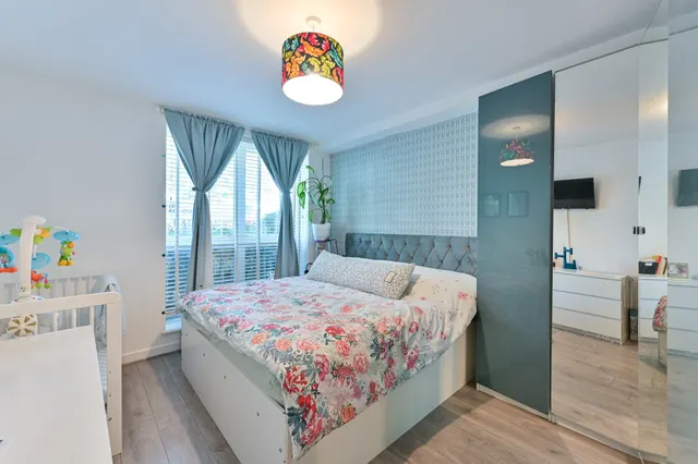 Photo 3 — Flat 2, Perkins House, 36 Tudway Road, London