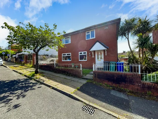 Fourth Avenue, Bury, BL9 7RH, photo 1