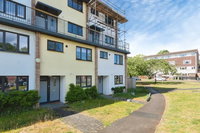 Essex Close, Bordon, photo 1