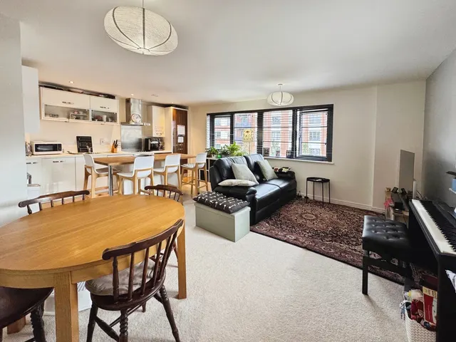 Kestrel Road, Farnborough, GU14, photo 2