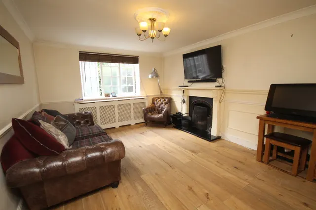 Glebe Road, Egham, photo 2