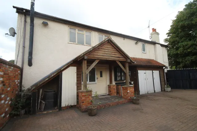 Glebe Road, Egham, photo 1