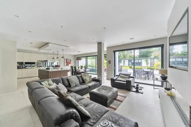 Wickliffe Avenue, London, N3, photo 2