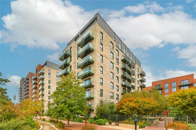 Greenleaf Walk, Southall, UB1, photo 1