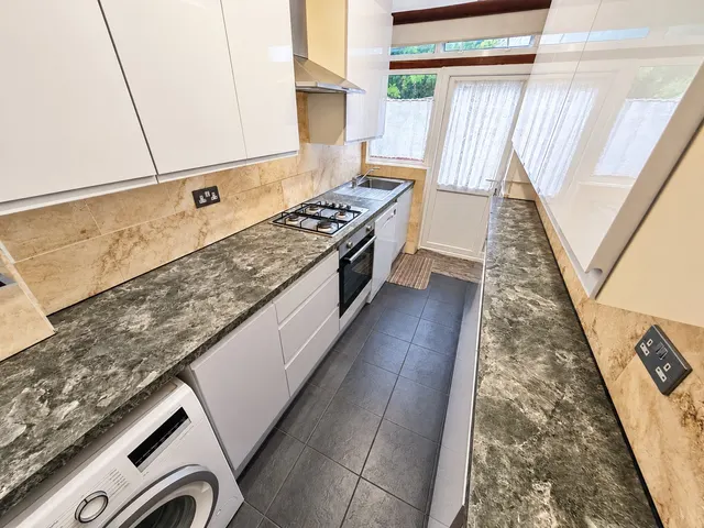 Court Farm Road, Northolt, UB5, photo 2
