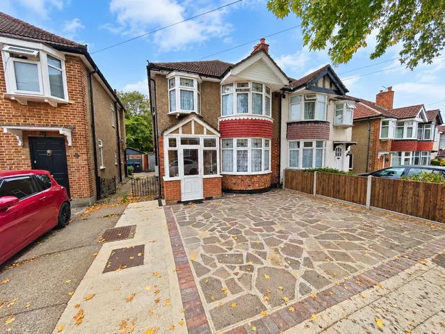 Court Farm Road, Northolt, UB5, photo 1