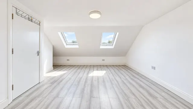 Costons Lane, Greenford, UB6, photo 1