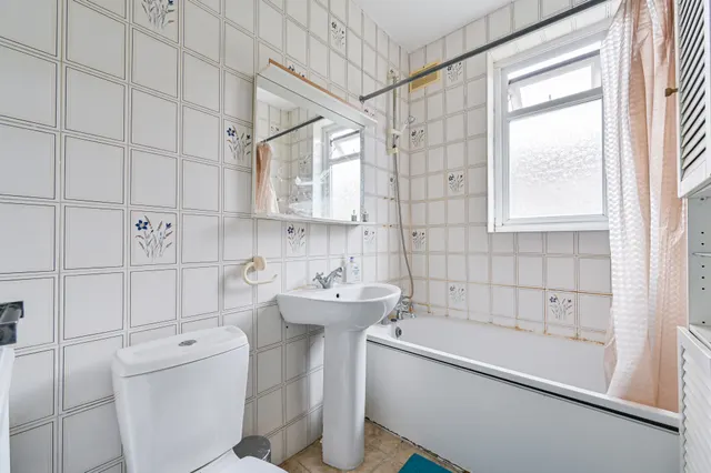 Photo 3 — 291 Southcroft Road, London
