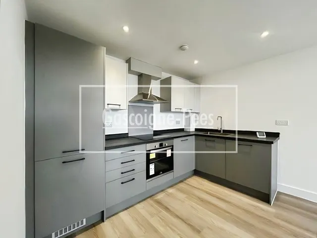 Farnborough Road, Farnborough, GU14, photo 2