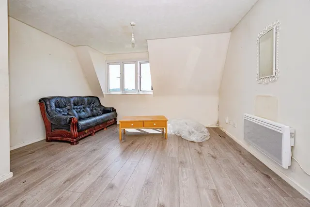 Photo 2 — Rodeheath, Luton, Bedfordshire, LU4