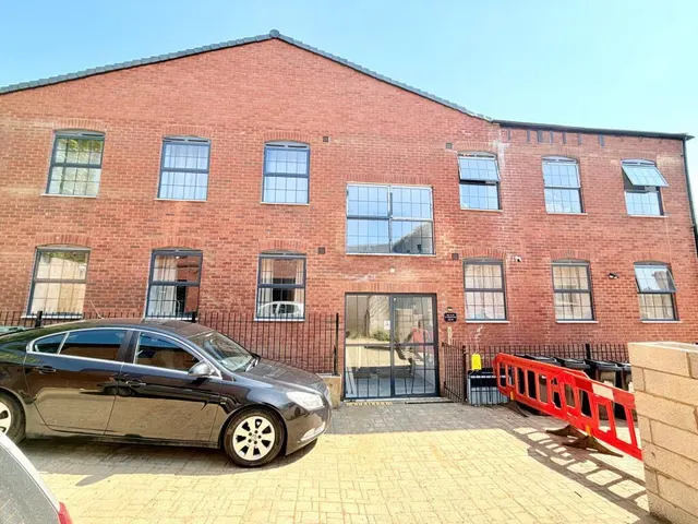 Chequers Lane, WELLINGBOROUGH, photo 1